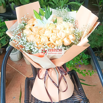 玉溪33朵香槟玫瑰百合，心里永远是你